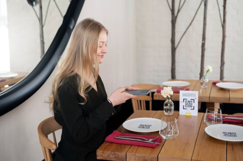 The Visual Impact of Wooden Tables in Dining Zones